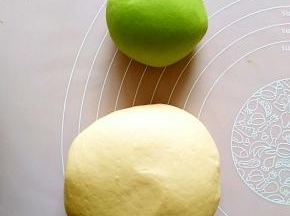 用胡萝卜汁和菠菜汁分别加入适量酵母粉和成面团，揉光滑。