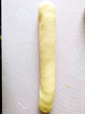 把黄色的面团搓成长条。