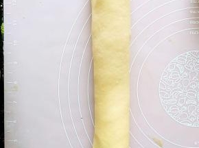 把黄色的面团搓成长条。