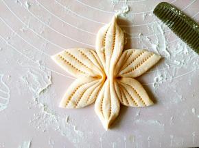 用筷子在中间位置夹一下，再用手把长方形的面皮的尾部捏一下。