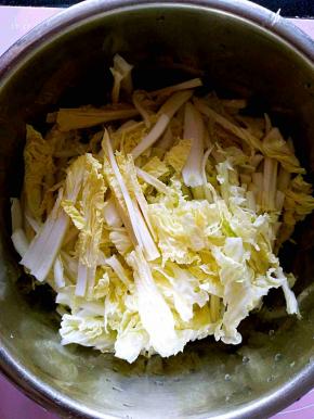在醒发面团的时候把大白菜切丝。