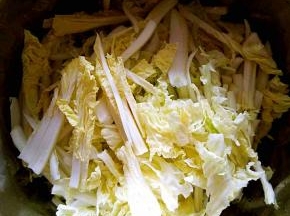 在醒发面团的时候把大白菜切丝。
