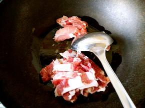 炒锅放油，倒入肉片翻炒。