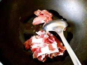 炒锅放油，倒入肉片翻炒。