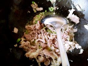 肉片变色之后加入葱花，花椒粉，生抽爆香。