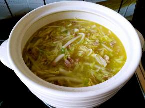 把炒好的白菜丝倒入砂锅，加入适量的清水。