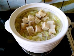烧开锅之后加盐，再把冻豆腐放进锅中。