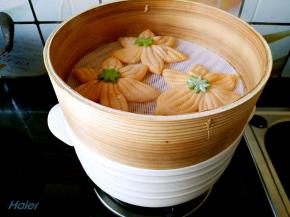 再次烧开锅之后把已经醒发好的馒头坯放在砂锅上面。