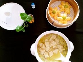 十五分钟之后关火再焖五分钟之后撒上就可以开吃了，既简单又美味啊！