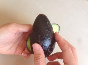 双手分别握着上下部分，相反方向拧