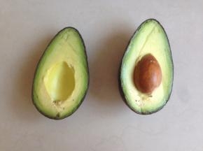 这样就很轻松的将牛油果一分为二了