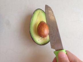 用刀插进果核里，轻轻一转，果核就转出来