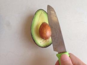 用刀插进果核里，轻轻一转，果核就转出来