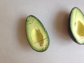 用勺子沿着外皮轻轻旋转，切成小块状