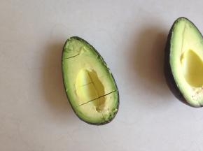 用勺子沿着外皮轻轻旋转，切成小块状