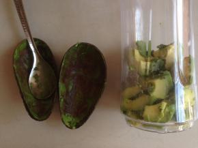 将果肉装进搅拌杯里