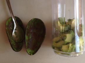 将果肉装进搅拌杯里