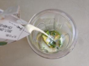 牛奶和砂糖倒入搅拌杯中