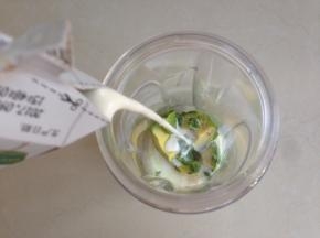 牛奶和砂糖倒入搅拌杯中