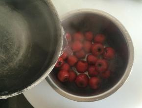 将开水倒入装有山楂的盛器内，三两分钟后将水倒掉