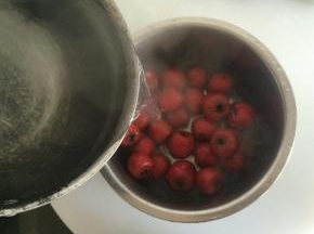 将开水倒入装有山楂的盛器内，三两分钟后将水倒掉