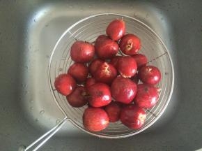 捞出山楂沥去水分