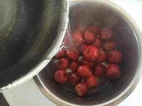 我喜欢吃绵软一点的，再用开水烫第二遍，同样要沥去水分