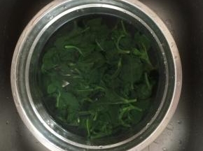 把穿心莲捞出，过一下冷水，捞出沥去水分