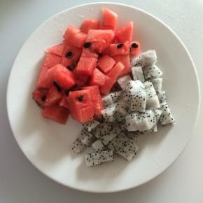 把火龙果、西瓜切小方块