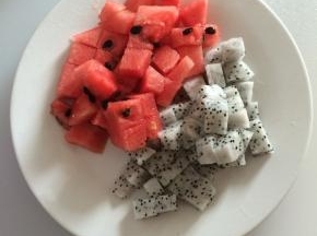 把火龙果、西瓜切小方块