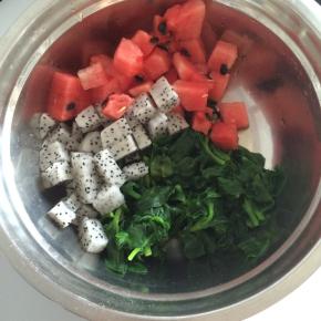 把穿心莲、西瓜、火龙果放一起