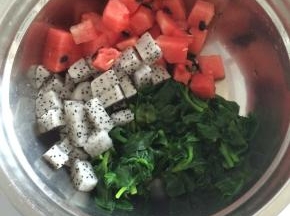 把穿心莲、西瓜、火龙果放一起