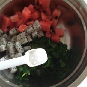 放入精盐（盐要少放，穿心莲本身有咸味）