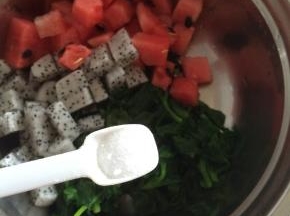 放入精盐（盐要少放，穿心莲本身有咸味）