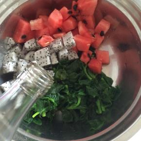 放入香油调味，拌均匀即可装盘