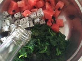 放入香油调味，拌均匀即可装盘