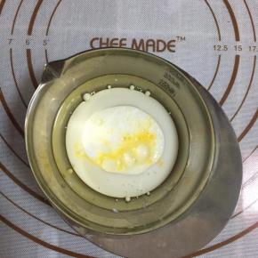 在碗中倒入牛奶，植物油，打散的鸡蛋液
