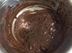 搅拌到干性材料全部湿润即可，烤箱预热180度5分钟