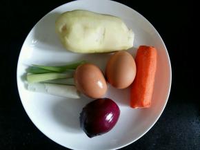 土豆和胡萝卜去皮。准备好用到的食材。