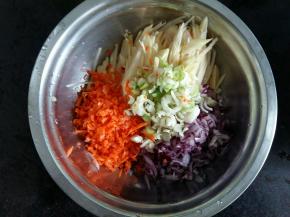 土豆切细丝，胡萝卜和洋葱切丁，葱切成葱花。