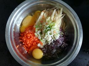 打入两个鸡蛋，放入适量盐和黑胡椒粉。