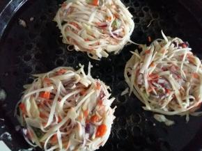 电饼铛刷油，放入一勺蔬菜蛋糊。摊成一个小圆饼。