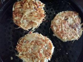 小火煎至底部可以移动就可以翻面了。