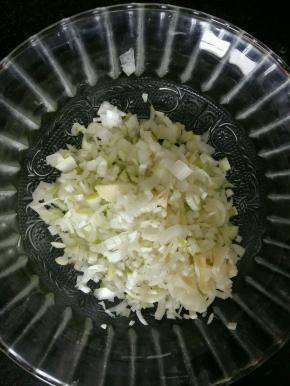 葱白切碎。