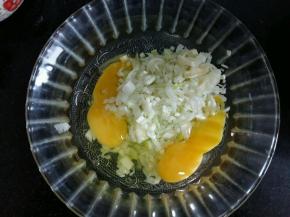 打入两个鸡蛋。