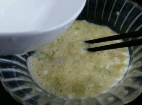 加入半碗水，把鸡蛋葱花一起搅拌均匀。