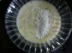 少量多次加入面粉。