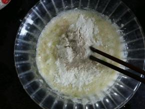 再倒入盐和黑胡椒粉。