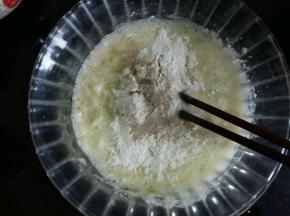 再倒入盐和黑胡椒粉。