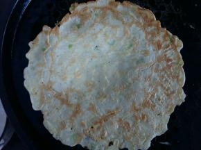 饼可以移动了就反过来煎另一面。